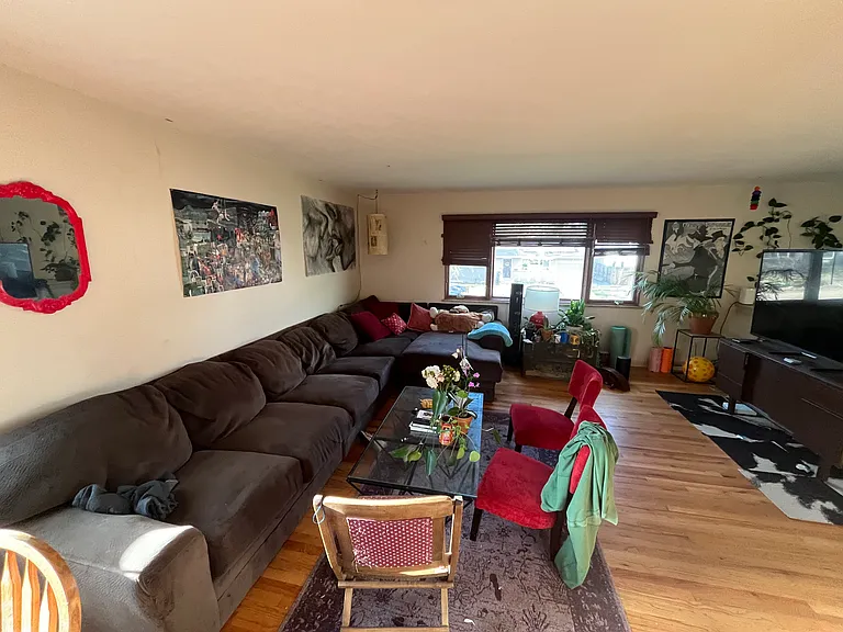 570 Hartford Dr — Photo 3