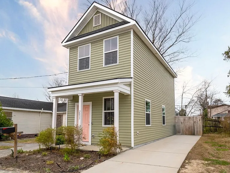 2037 Arbutus Ave — Photo 9
