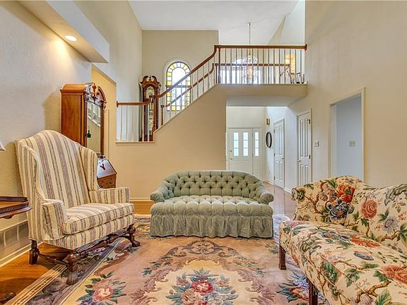 5th image of 36 Pond Ct S