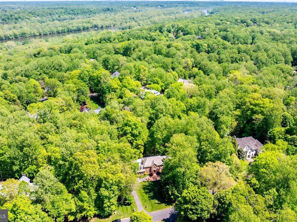 10112 High Hill Ct, Great Falls, VA 22066
