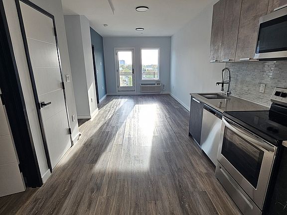 3rd image of 2733 E 12th St #3