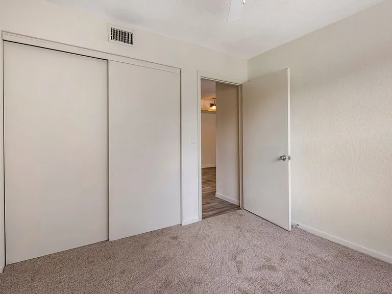 Madelyn Oaks Apartments — Photo 17