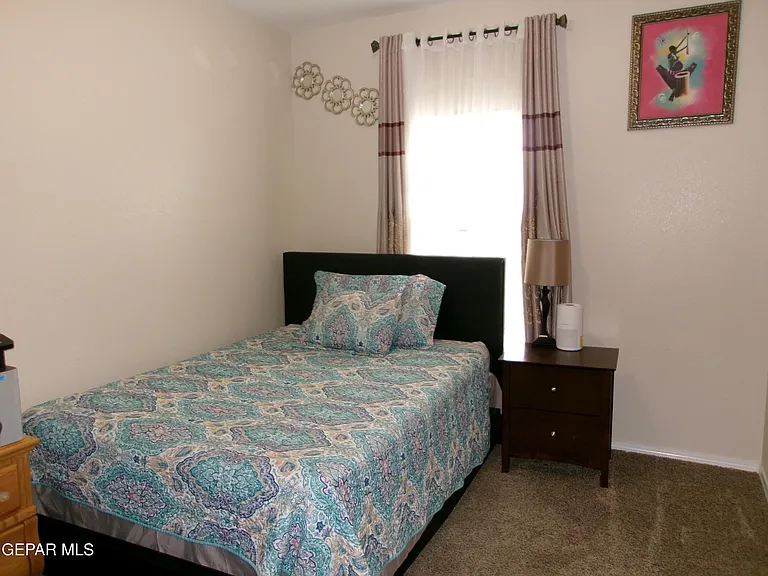 824 Caterick St — Photo 15
