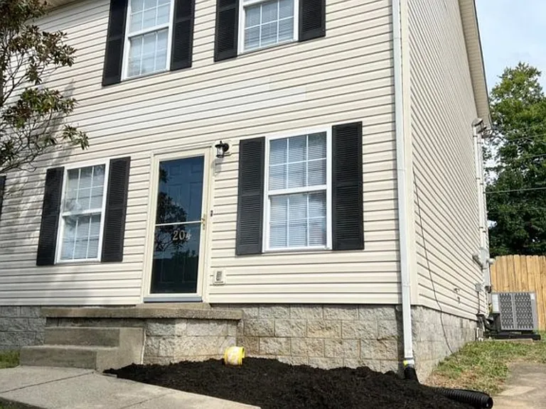 204 Maple Leaf Ln — Photo 1
