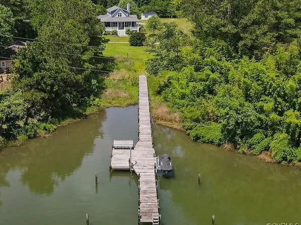 69 Light Keeper Ln, Hallieford, VA 23068