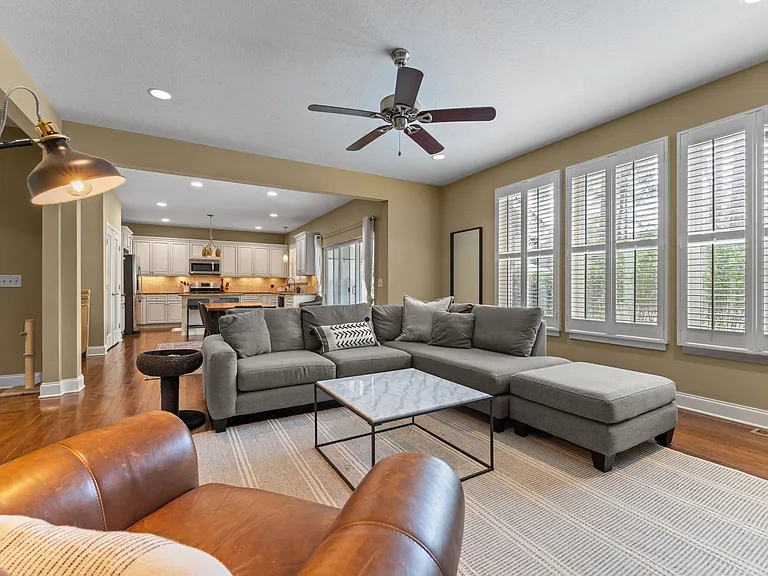 155 Devon Cir — Photo 26