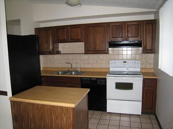 3rd image of 833 McDonell Dr