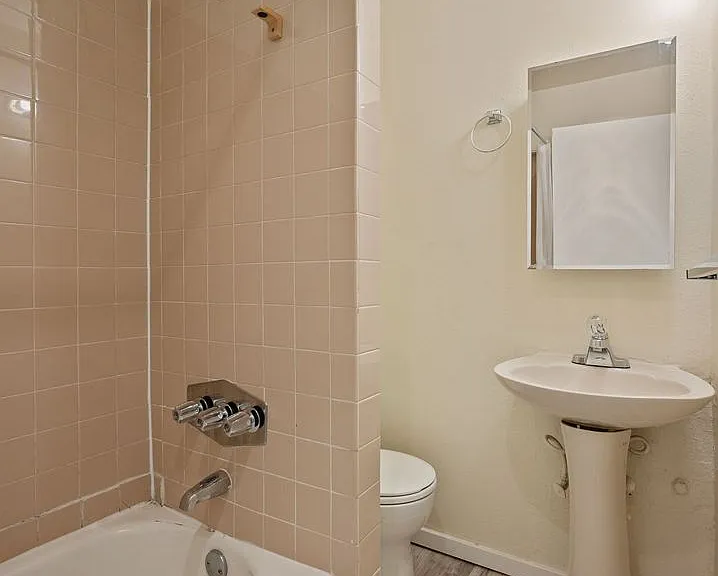 Abbottsford Apartments — Photo 124