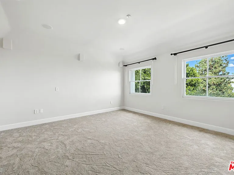 1675 N Woods Dr — Photo 57