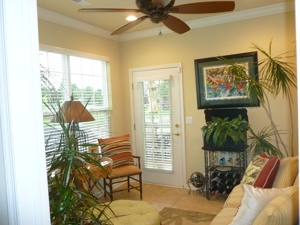 1st image of 92 Villa Dr
