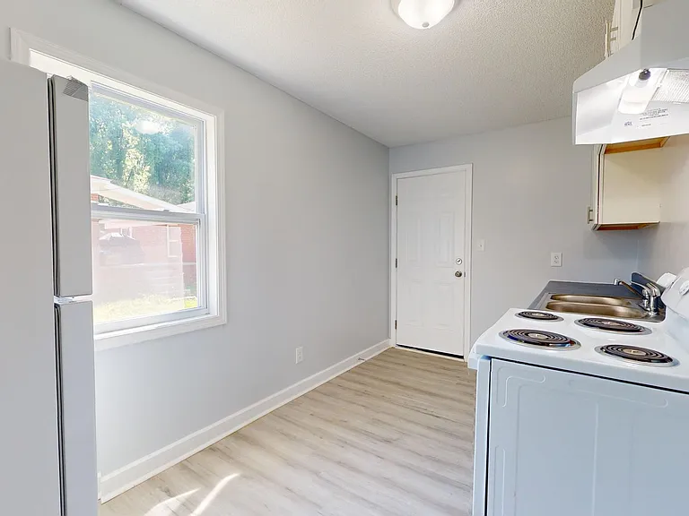 Two bedroom apartment for $1199 per month ~5 minutes from the Airport in a quaint and quiet commu... — Photo 10