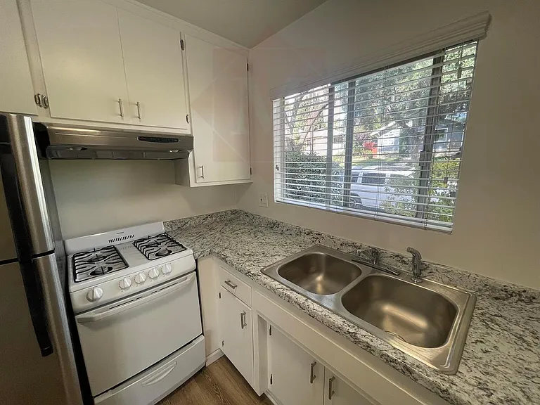 1313 Olive St #5 — Photo 4