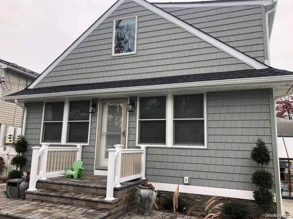 286 Beachview St #B, Copiague, NY 11726
