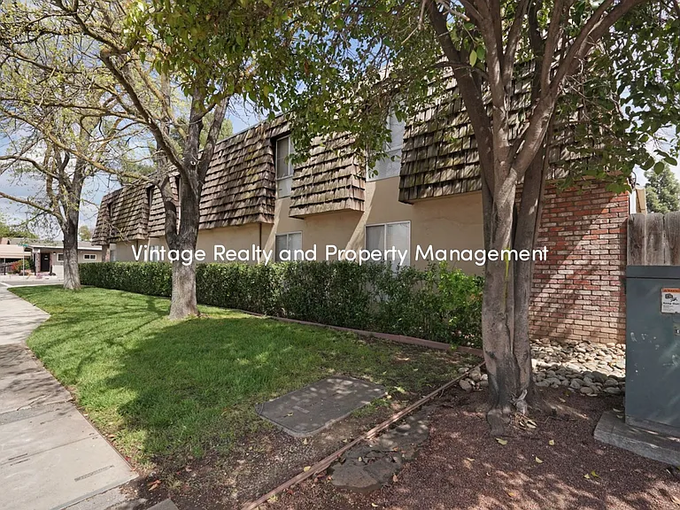 110 E Grove St — Photo 23