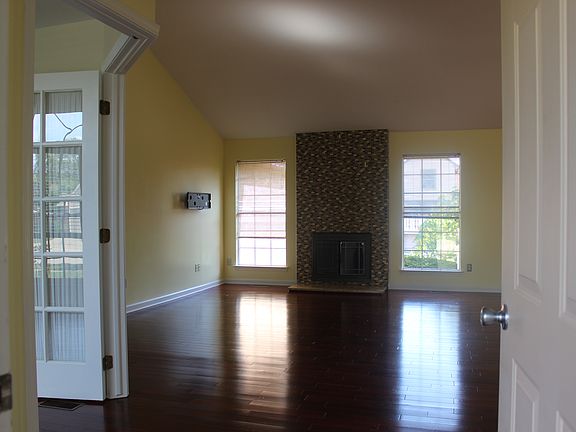 4th image of 22047 Oakwood St