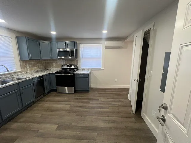 915 Rockhill St #2B — Photo 2