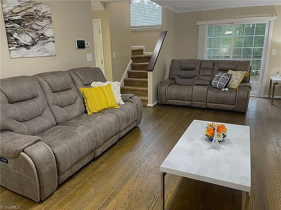 3rd image of 402 Sherwood Ct