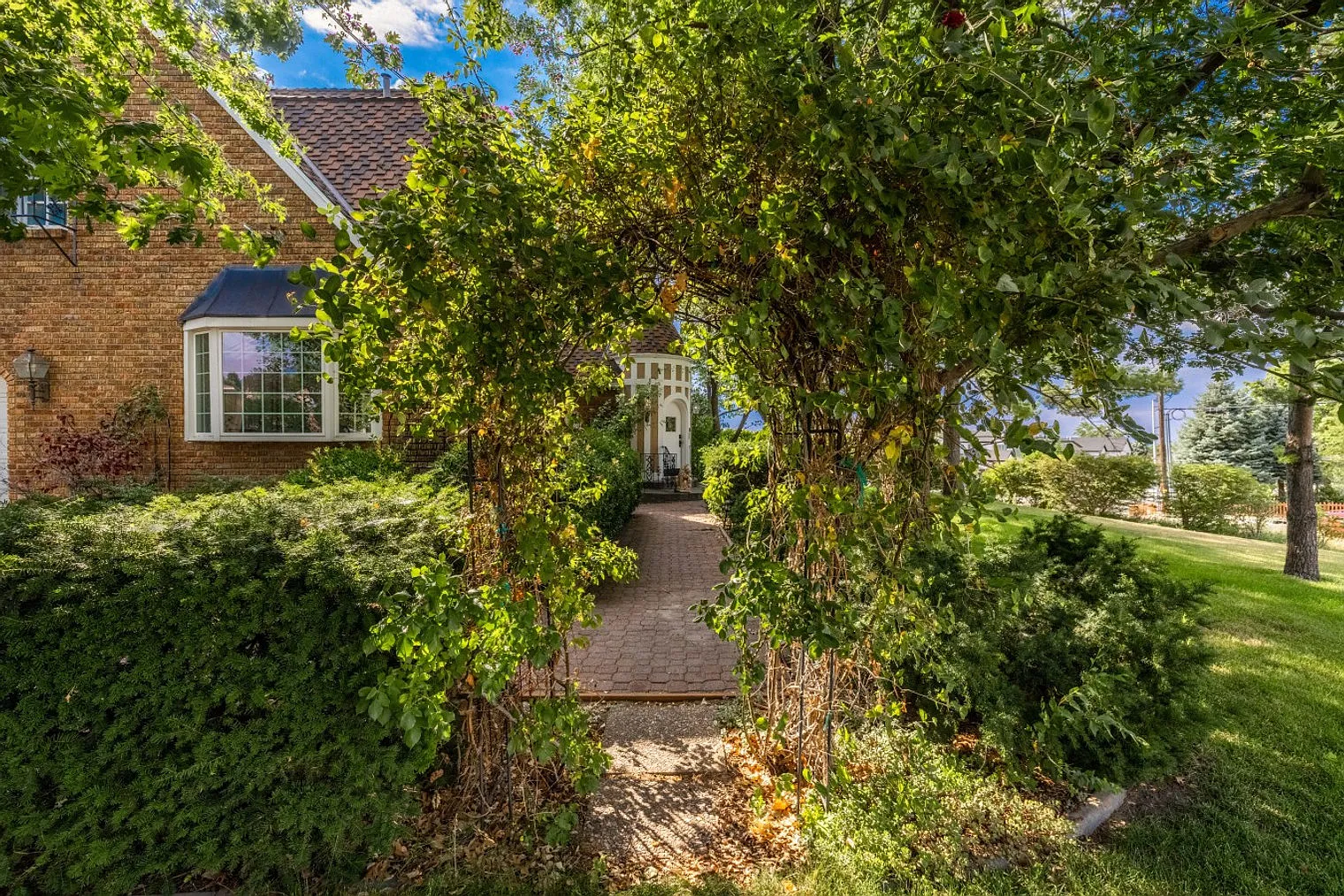 6 bed, 3.0 bath, 4144 sqft, $6,000 — Photo 4