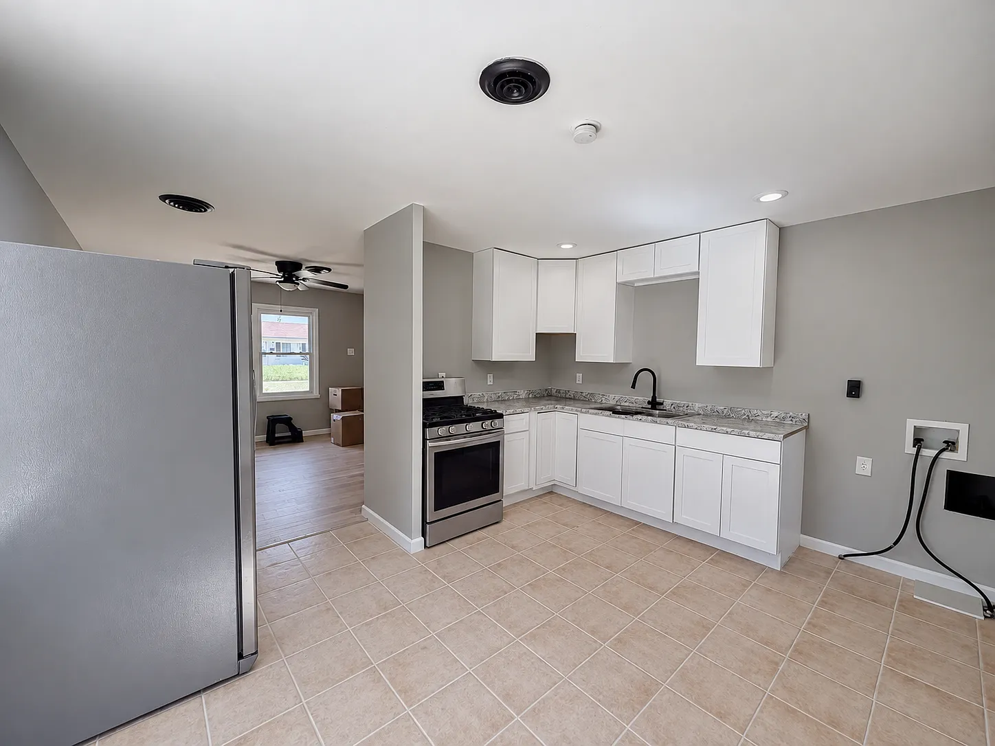 3 bed, 864 sqft, $1,500 — Photo 4