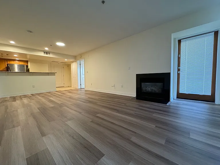 L'Gallia Studio City Apartments — Photo 11
