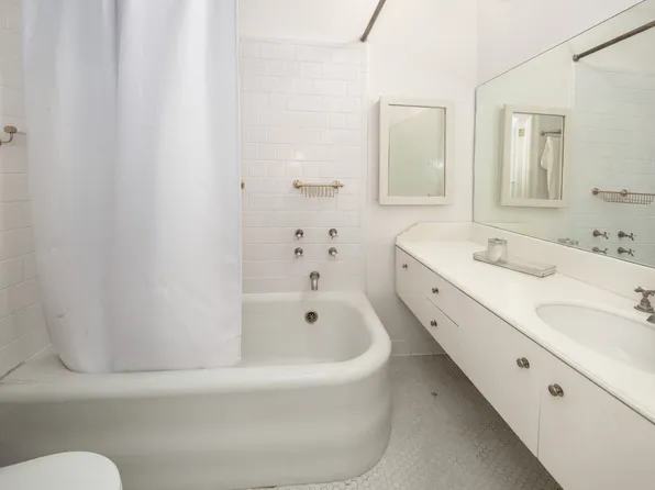 1060 Park Avenue 3A image 2 of 4