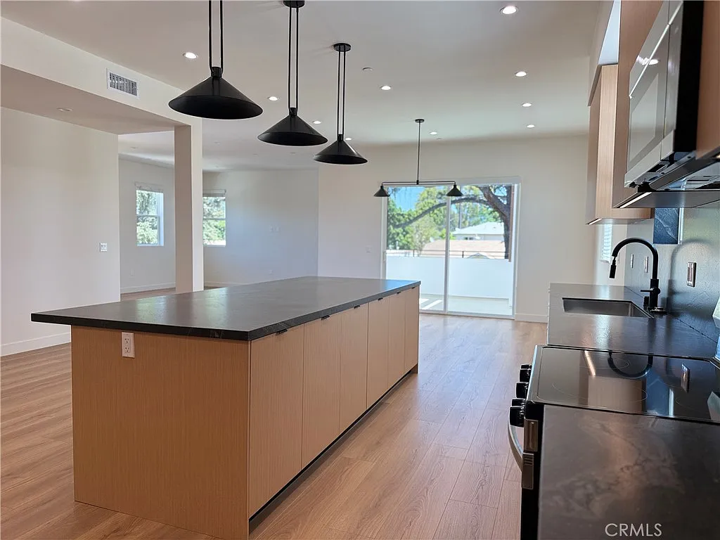 4 bed, 2190 sqft, $9,900 — Photo 2