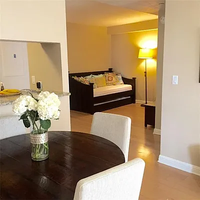 Rented by Siderow Residential Group | media 17