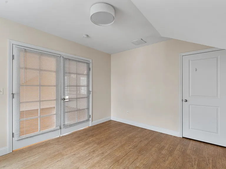 31 Penn St #D — Photo 4