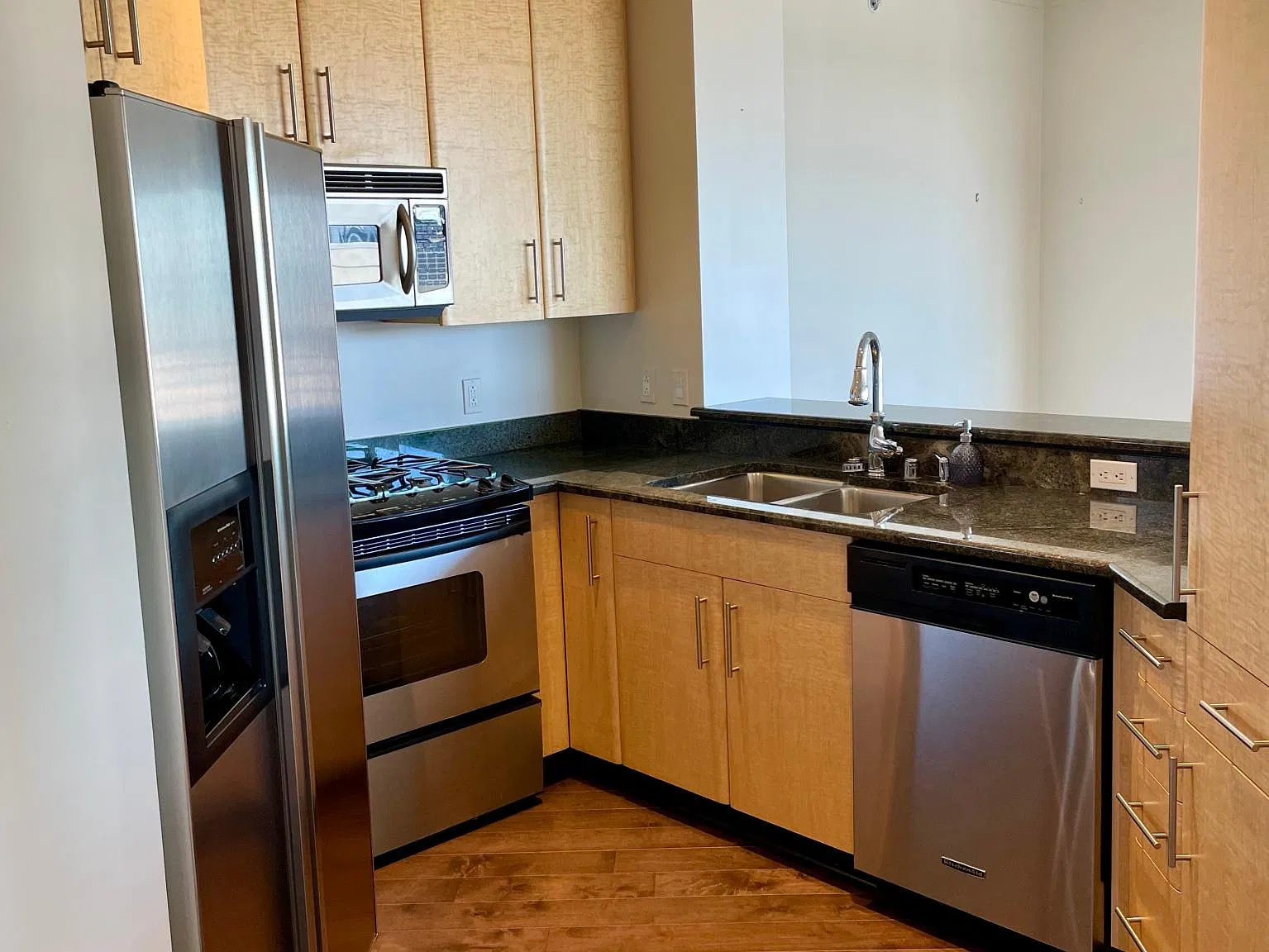 2 bed, 1080 sqft, $6,799 — Photo 4