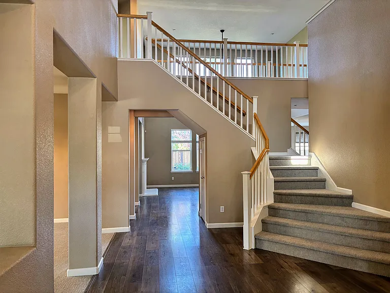 378 Roundhill Dr — Photo 4