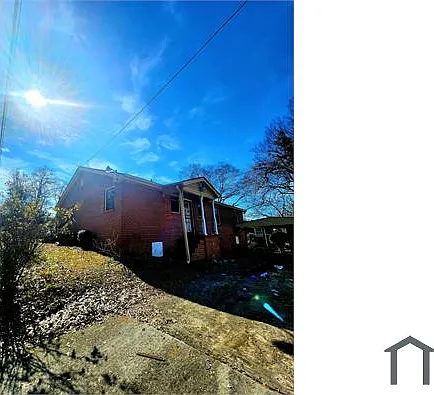 490 Hall St — Photo 17