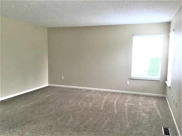700 Thornton Dr — Photo 3