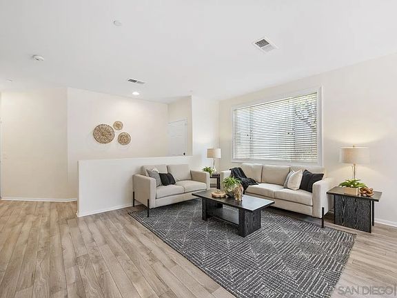 5th image of 233 Aurora Ave