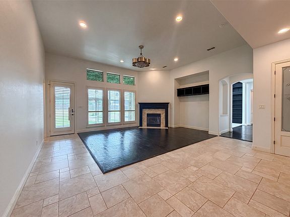3rd image of 715 Simmons Rd