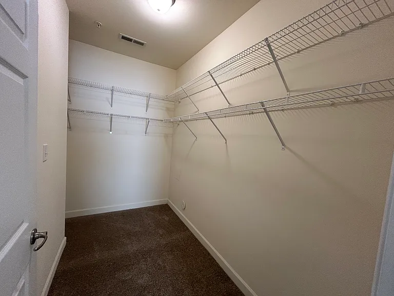 Kendall Square Apartments — Photo 40