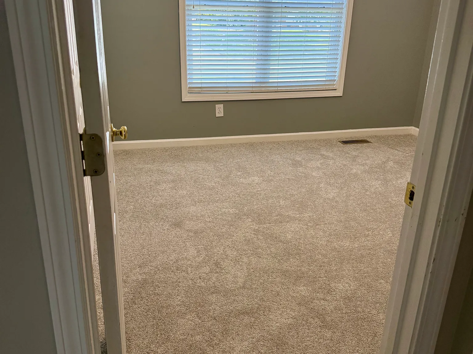 3 bed, 1200 sqft, $1,950 — Photo 3