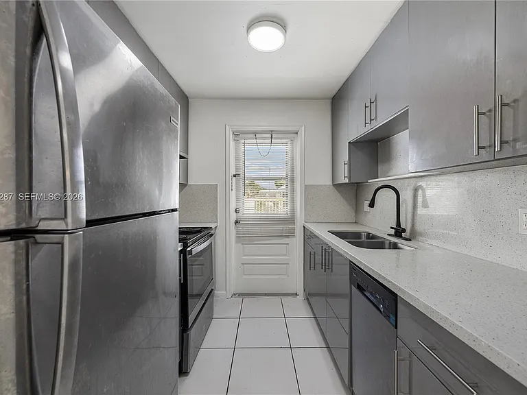 5450 Hollywood Blvd #107 — Photo 2