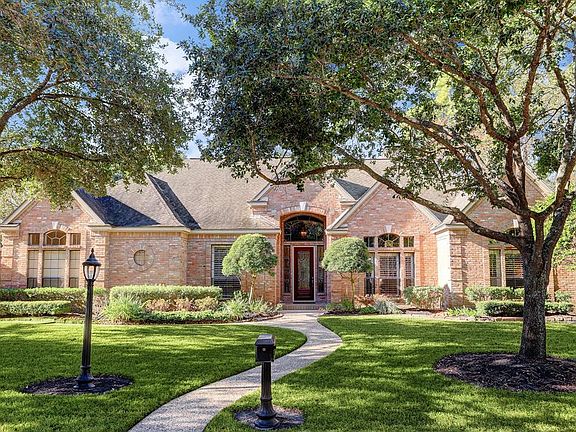 2nd image of 28 Champions Bend Cir