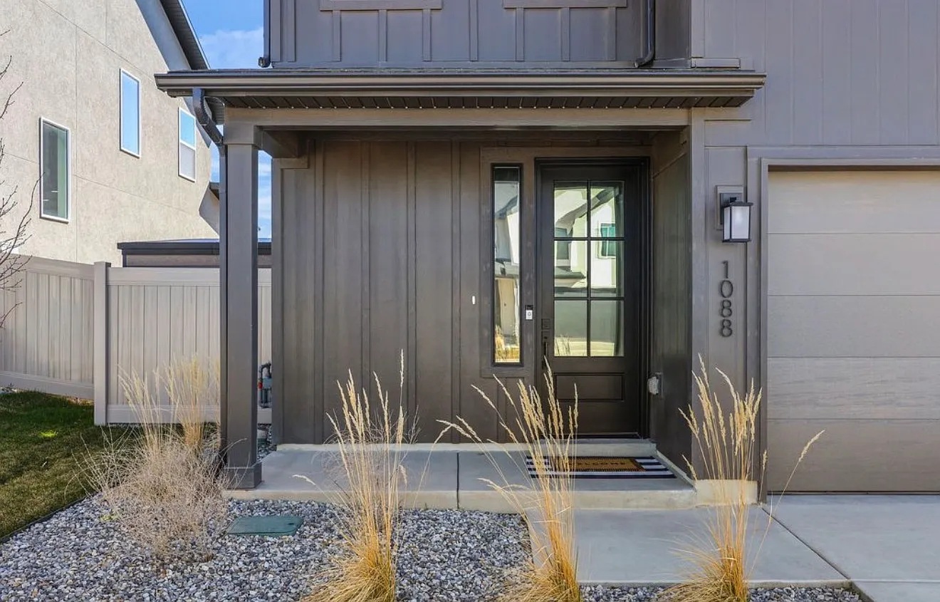 4 bed, 3.5 bath, 2351 sqft, $3,499 — Photo 2