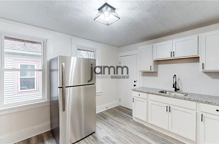 1851 W 52nd St #UPPER — Photo 11