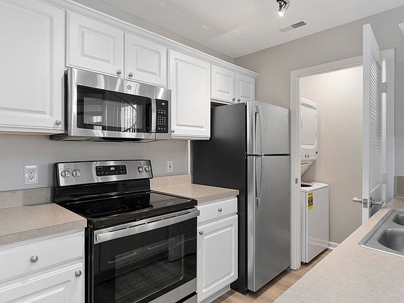 Orleans Metairie Deluxe Renovated Kitchen with Stainless Steel Appliances