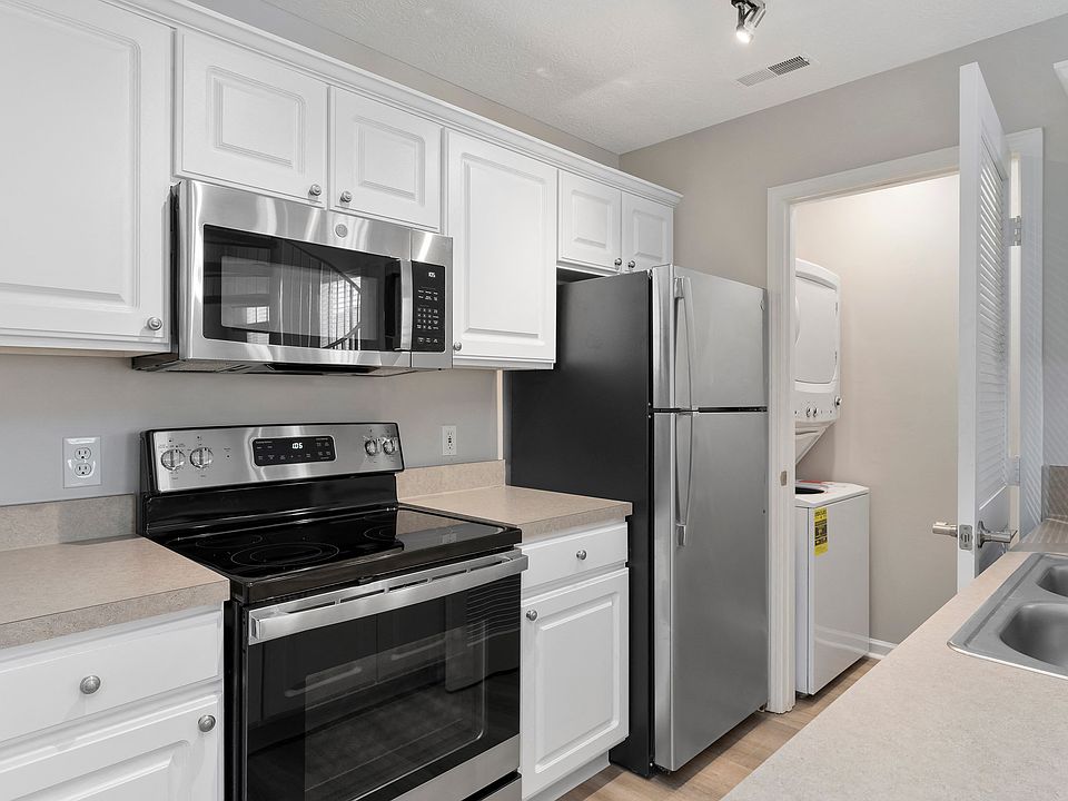 Orleans Metairie Deluxe Renovated Kitchen with Stainless Steel Appliances