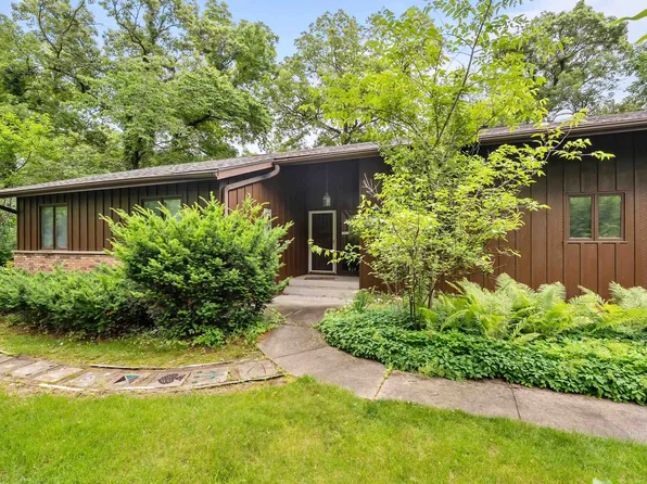7762 Singing Bird Cir, Roscoe, IL 61073
