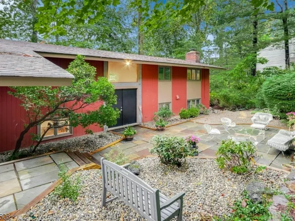 1060 Summit Ln, Mountainside Boro, NJ 07092