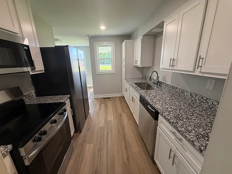 1825 Ridgeway Dr — Photo 2