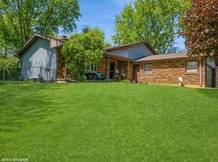 100 Lakewood Dr, Oakwood Hills, IL 60013