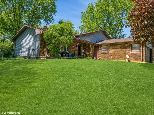 100 Lakewood Dr, Oakwood Hills, IL 60013