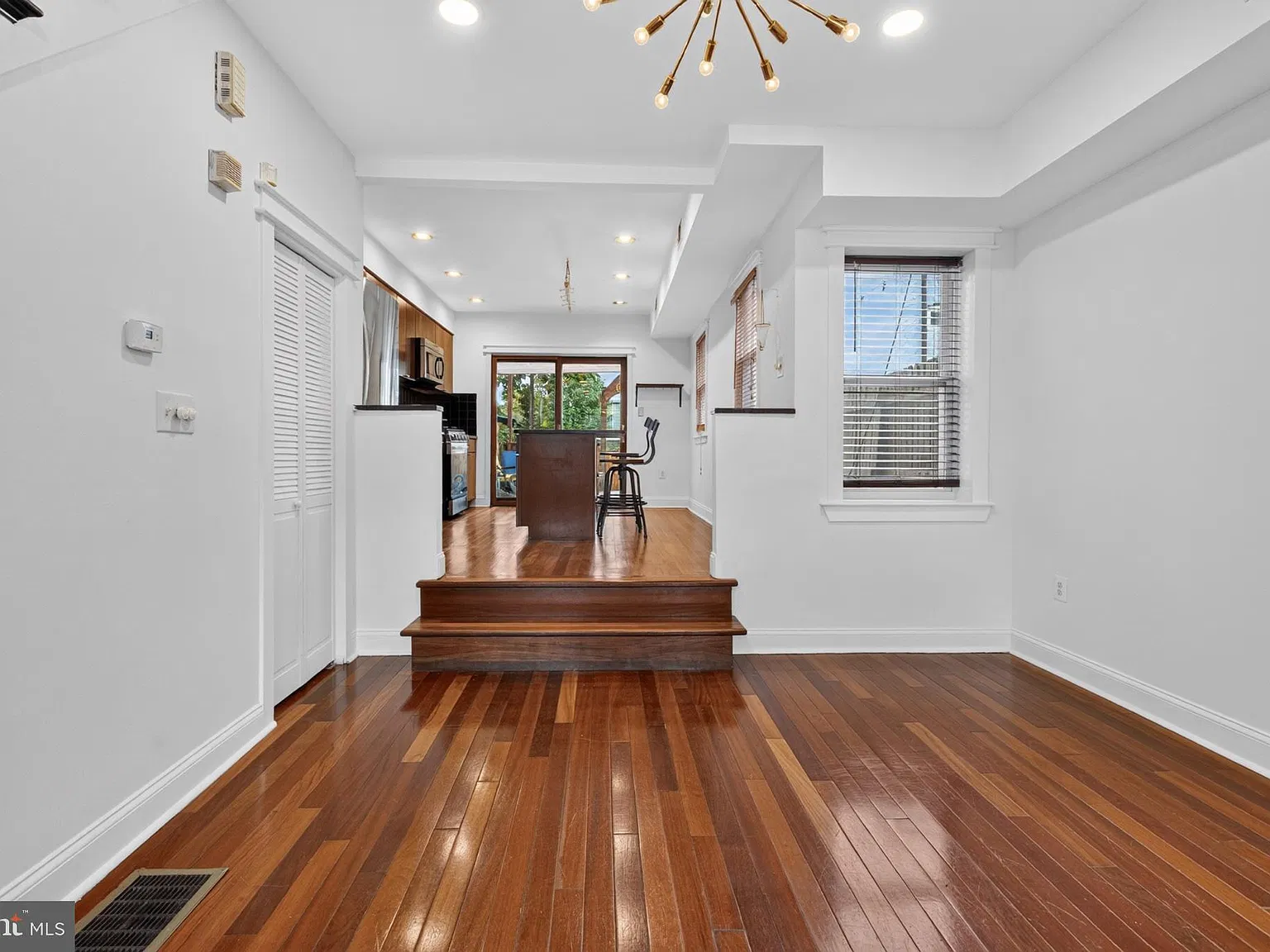 3 bed, 2.0 bath, 2200 sqft, $3,890 — Photo 4