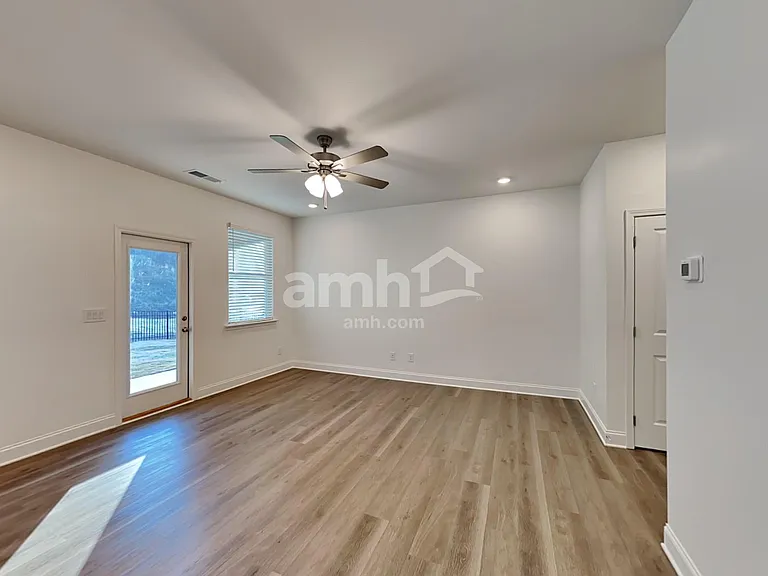 1039 Highland Walk — Photo 10