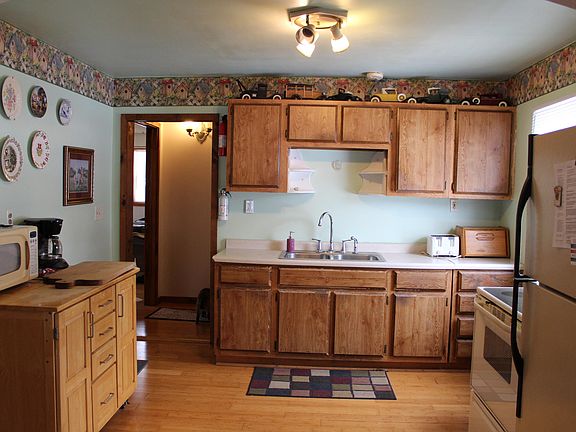 5th image of 221 Lovell St
